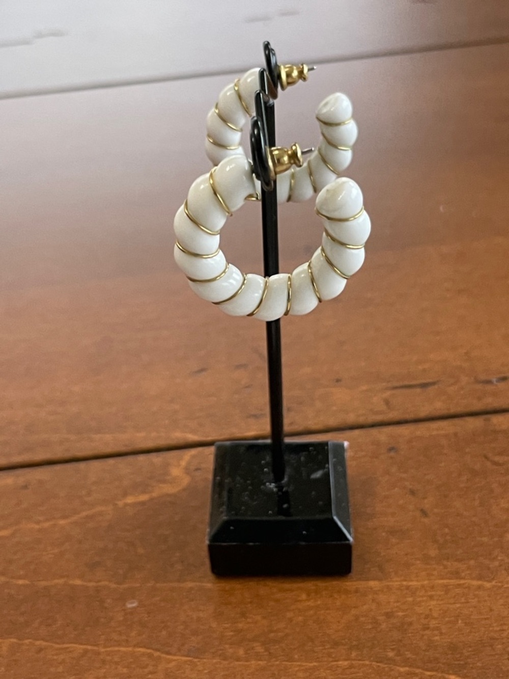 Vintage White and Gold Cyclade Hoop Earrings - Picture 3 of 6